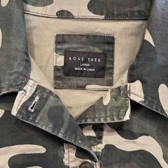 Love Tree Cropped Camo Print Raw Edge Denim Jacket L - Picture 3 of 6